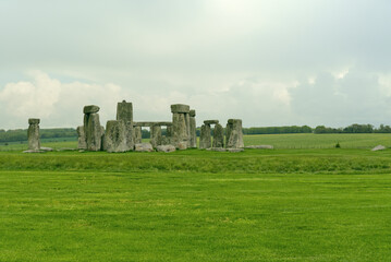 Blick aus der Ferne auf Stonehenge aus südlicher Richtung in England