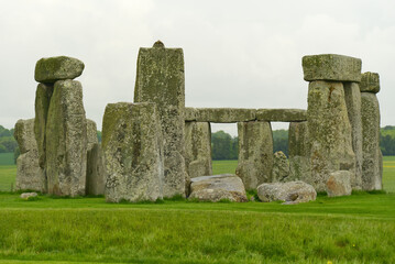 Stonehenge, mit Blick auf den Tragstein mit Zapfen