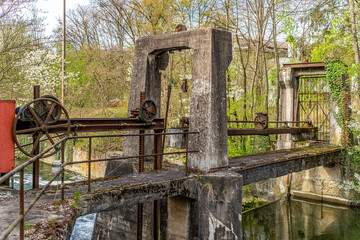 Alte rostige Schleuse als Schutz vor Hochwasser