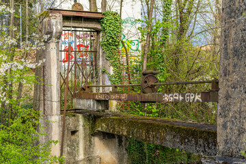 Alte Wasserschleuse mit viel Rost