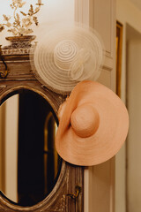 Chapeaux de femme accrochés au miroir - obrazy, fototapety, plakaty