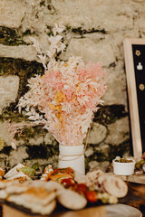 Bouquet de fleurs décorant le buffet 