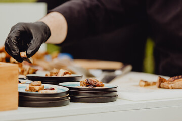 Le chef préparant les toasts au foie gras