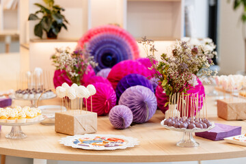 Buffet d'anniversaire coloré, sucré et gourmand