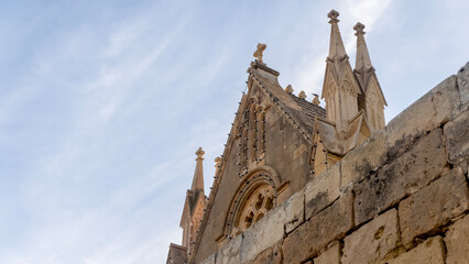 Fototapeta na wymiar church against the backdrop of a bright clear sky in malta