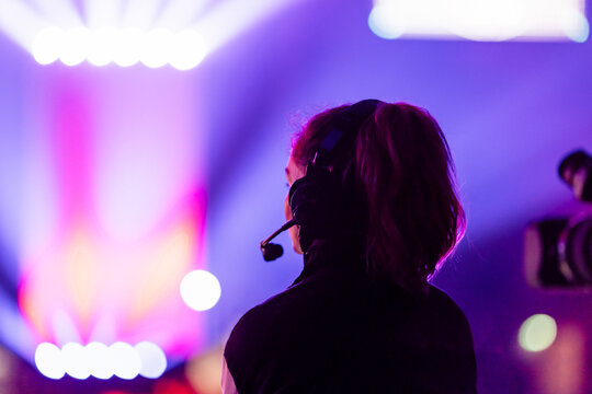 Femme concentr&eacute;e &agrave; la mise en sc&egrave;ne du spectacle 