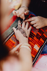 Cérémonie du henné sur les mains des femmes - obrazy, fototapety, plakaty
