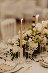 La cire des bougies coulante sur la table de réception