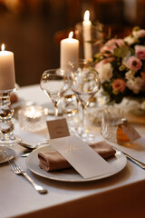 Elégante table dressée pour l'occasion spéciale