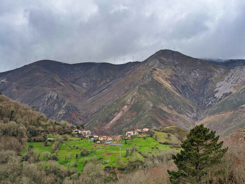 Fresnedo village and sierra de Begega in background, Belmonte de Miranda municipality, Asturias, Spain