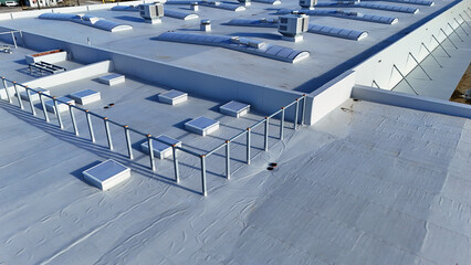 Dach budynku, firma, zakład, widok z drona. - 738905220