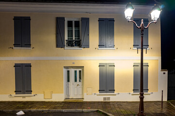 Roissy en France, dom nocą, kolorowe okiennice