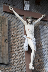 Jesus Christus am Kreuz, Kruzifix an Bauernhof  Schindelfassade, religiöse Volkskunst, Bayern