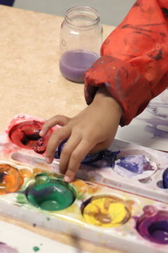 Children paint with paint.  Children are painting. Image lesson for preschool children.