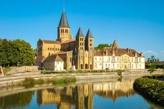 La Bourbince au premier plan, la basilique et le prieur&eacute; de Paray-le-Monial, Bourgogne, France