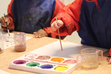 Obraz na płótnie Canvas Children paint with paint. Children are painting. Image lesson for preschool children.