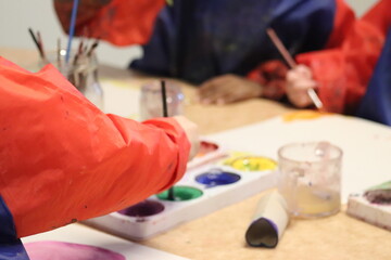 Children paint with paint.  Children are painting. Image lesson for preschool children.