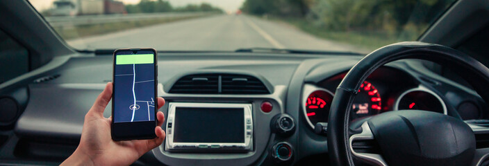Holds a phone with a navigator in the car