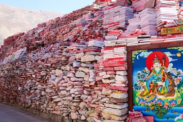 Explore the enchanting allure of Senzi town located in Yushu, featuring a vivid portrayal of a Buddhist deity and boasting the world's most extensive array of Tibetan prayer stones (mani stones). 