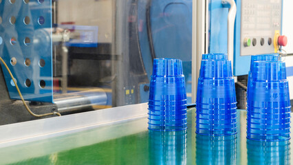 Production conveyor belt of plastic cups with lids