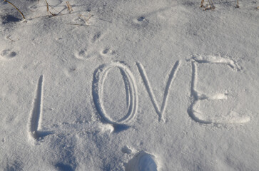 Napis love na śniegu