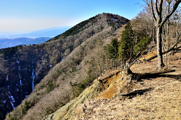 Fototapeta na wymiar 丹沢の檜岳山稜　雨山の崩落地より望む檜岳 