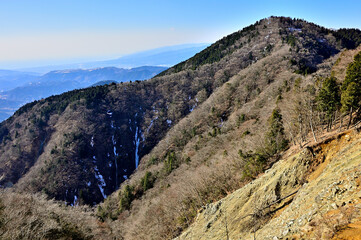 Fototapeta premium 丹沢の檜岳山稜 雨山の崩落地より望む檜岳 