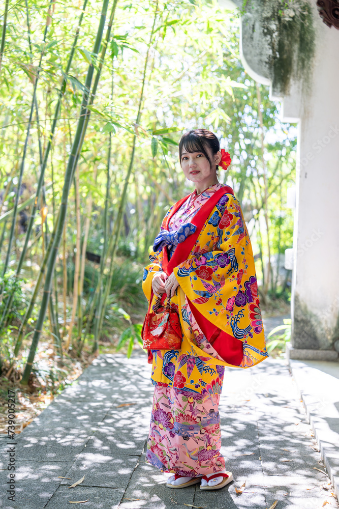 Wall mural 沖縄県那覇市の中国庭園で琉装を着た２０代の若い日本人女性 a young japanese woman in her 20s wearing ryuso in a chinese garden in 