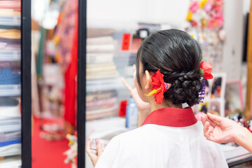 沖縄県那覇市で琉装のメークアップをしている２０代の若い日本人女性 A young Japanese woman in her 20s doing Ryukyu makeup in Naha City, Okinawa Prefecture