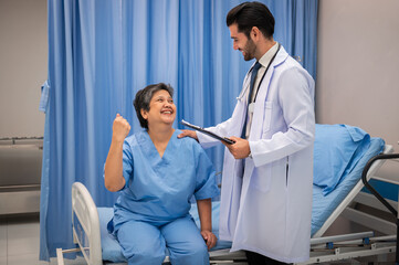 Obraz premium doctor consulting senior old patient filling form consultation in hospital