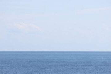 水平線の海と淡い空