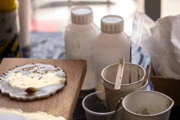 material para trabajar resina epóxica, tabla de cocina, porta vaso, y  vasos desechables 