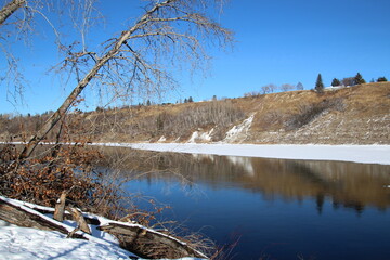 Fototapeta na wymiar river in winter, Gold Bar Park, Edmonton, Alberta