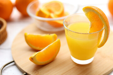 新鮮なオレンジとグラスに注いだオレンジジュース