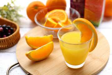 新鮮なオレンジとグラスに注いだオレンジジュース