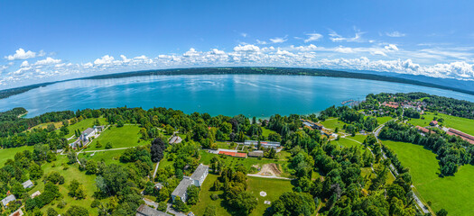 Sommerliches Panorama am westlichen Starnberger See rund um den Höhenrieder Park