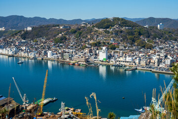 Fototapeta premium 日本の広島県尾道市の向島から見た美しい尾道水道