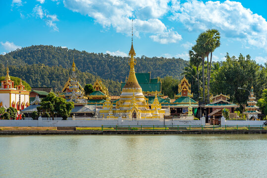 Wat Chong Kham and Wat Chong Klang are the most famous landmarks of Mae Hong Son. The temples are built in Burmese style and are located on a lake in midd of town