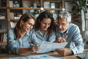 Foto op Plexiglas Professional financial advisor illustrating wealth growth strategies to multi-generational family © PHAISITSAWAN
