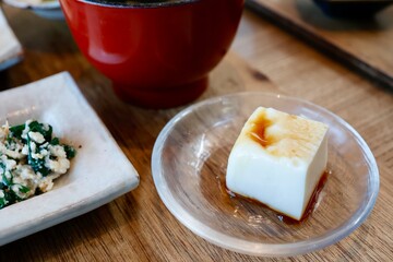 醤油をかけた冷奴