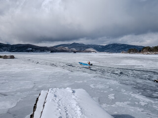 凍結した冬の桧原湖の風景