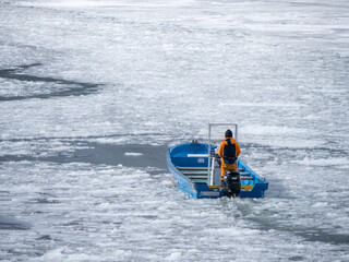Fototapeta na wymiar 凍結した冬の桧原湖の風景