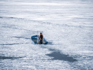 凍結した冬の桧原湖の風景