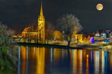Kirche am alten Hafen Rinteln beleuchtet mit Hochwasser - 739198840
