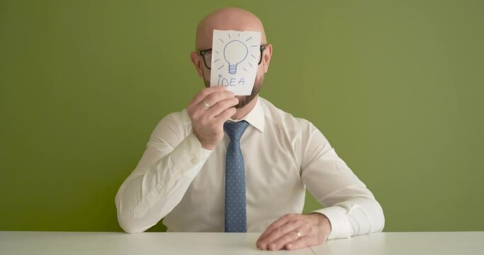 a man presents the note with the word Ideea 