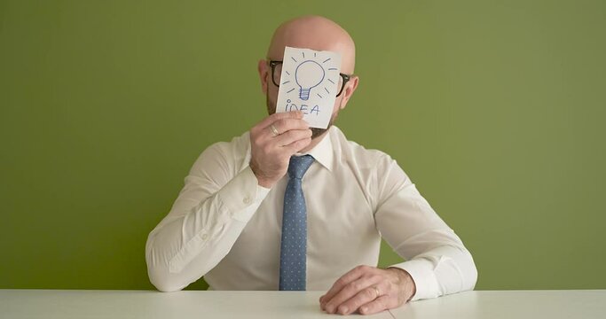 a man presents the note with the word Ideea 
