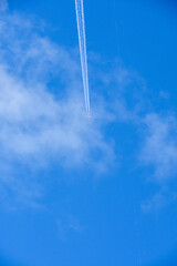 澄んだ青空と美しい飛行機雲