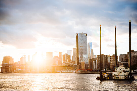 Fototapeta View of Lower Manhattan skyline seen from the East River in New York City, United States.