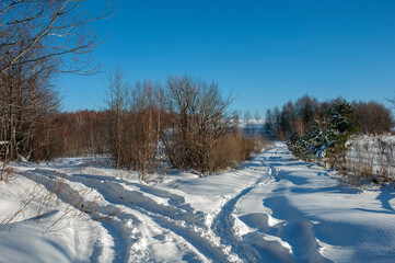 Obraz premium clearing in the winter mountains on a sunny day for outdoor activities and walks