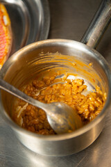 pescado lomo de pescado servido sobre un rissotto de arroz marinero con alioli de algas verde delicioso y sabroso, alimento, cocción, chef, mano, cocina, carne, restaurante, comida, chapa, cena, cuchi